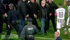 POTPUNO LUDILO NA ‘TUMBI’: Kao da je sišao sa uma – vlasnik PAOK-a sa pištoljem na terenu! (FOTO)