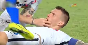 UMALO NOVA VELIKA TRAGEDIJA: Nakon udarca u glavu, saigrač spasio život Martinu Škrtelu na terenu! (VIDEO)