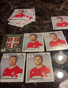 PA DA LI JE MOGUĆE: U sred skupštine poslanici povadili Panini sličice, pa je krenula masovna menjaža (FOTO-UBOD)