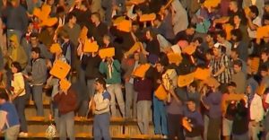 HIT NA INTERNETU: Navijač Zvezde za neverovatnu cifru prodaje polomljenu stolicu sa ‘najmračnijih derbija’ Jugoslavije – na ‘Maksimiru’ (FOTO)