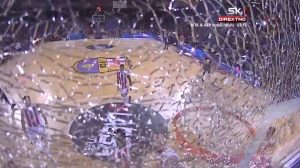 PA OVO JE NEVEROVATNO: Nakon zakucavanja na meču Zvezde i Barselone pukla tabla – staklići po reketu i prekid! (VIDEO)