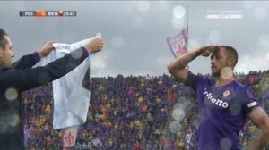 APLAUZ KA NEBU: Igrači stali sa fudbalom u 13. minutu utakmice, Brazilac zamenio Astorija i dao gol, pa mu ga posvetio (VIDEO)