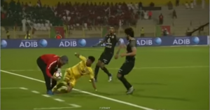 NESVAKIDAŠNJA SITUACIJA: Dobio crveni karton zbog uklizavanja treneru (VIDEO)