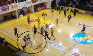 OPŠTA TUČA NA PARKETU: Jedan od najboljih stranaca ABA lige nokautirao rivala, pa se igralo četiri na četiri! (VIDEO)