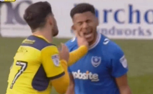 PRŠTALO NA TERENU: Promašio penal, pa zalepio šamarčinu provokatoru (VIDEO)