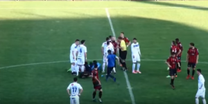 NEMOJ PRIJATELJU VIŠE DA MI POMAŽEŠ: Intervencija fizioterapeuta Borca nasmejala sve osim povređenog igrača (VIDEO)