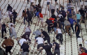 ‘GANJAĆU VAS DO PAKLA’: Utučena majka povređenog deteta na derbiju oplela po huliganima! (FOTO) (VIDEO)