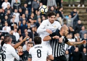 ĐUKIĆ ODABRAO: Navijači Partizana dočekali dugo čekani povratak, među starterima nema Tavambe, Vulićevića, Jankovića… (SASTAVI)