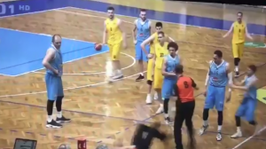 KOMEDIJA: Kad sudija u košarci simulira nokaut (VIDEO)