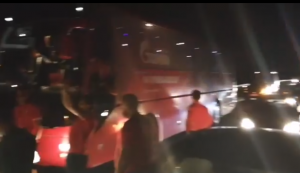 HAOS NA AUTOPUTU: Delije napravile zastoj, igrači izašli iz autobusa, pesme i sirene (VIDEO)