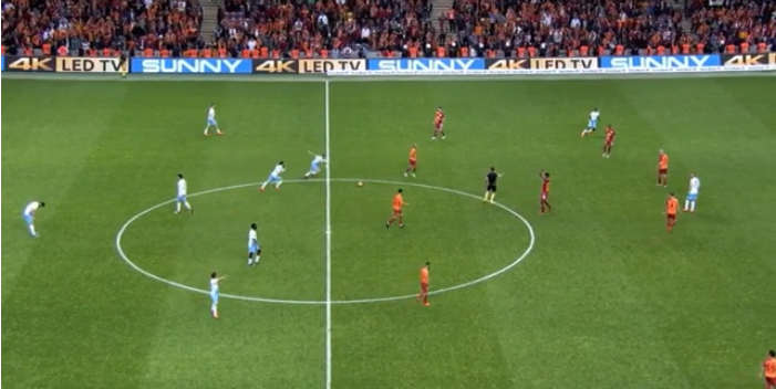 KAD TI APLAUDIRAJU PROTIVNIČKI NAVIJAČI: Juraj Kucka sa pola terena u rašlje i to iz slobodnog udarca! (VIDEO)