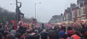 EUFORIJA TRESE LIVERPUL: Navijači preplavili ulice i obojili grad u crveno, a onda su na žurku upali navijači Rome (VIDEO)