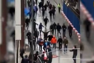 HAOS UOČI DERBIJA: Brutalan obračun navijača na ulicama Mančestera! (VIDEO)