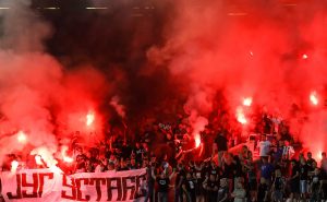 FOTO-UBOD: Jedan navijač se srušio na ‘jugu’, policija intervenisala (FOTO)