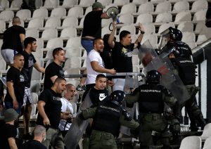 EVO ŠTA SE DEŠAVALO: Grobari isterali policiju sa ‘juga’ (VIDEO)