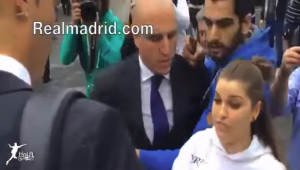 PALA U TRANS: Ronaldo joj se potpisao na dres, a onda more suza u Torinu (VIDEO)