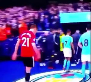 DAN KASNIJE ‘URAGAN’ NA INTERNETU: Vezista Mančester junajteda pljunuo na grb Sitija! (VIDEO)