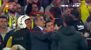 NOVI SKANDAL U ISTANBULU: Golman Bešiktaša samo sa rukavicama krenuo na navijače Fenera, pa je trener dobio po glavi! (VIDEO)