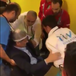 SNIMAK KOJI JE OBIŠAO SVET: Epilog turske sramote – trener Bešiktaša u bolnici, nije znao za sebe! (VIDEO)