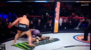 ZVER: Brutalan nokaut Fedora Emelianenka za 48 sekundi – ‘Iza mene stoji armija Rusa, Srba i Grka!’ (VIDEO)