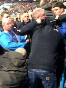 KAD ZALUTAŠ GDE TI NIJE MESTO: Navijač Liverpula izazvao haos na tribinama, proslavljajući gol među navijačima Sitija (FOTO)