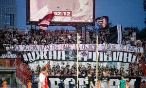 HAOS NA AUTOPUTU: Tuča dve frakcije Grobara, krvave glave na sve strane (FOTO)