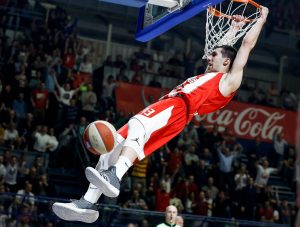 MAESTRALNA PARTIJA: Dobrić novi heroj navijača Crvene zvezde, ubacivao trojke, delio ‘banane’ i lomio obruče (VIDEO)