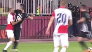 ŽUTA MINUTA: Zdjelar izgubio živce, prvo laktom udario Arsića, potom glavom Antića, a Mažić ga poslao na tuširanje (VIDEO)