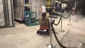 AMERI ODUŠEVLJENI: Bobi se dovezao ‘igračkom’ na utakmicu, kao niko do sada (VIDEO)