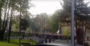 UŽIVO ISPRED AUTOKOMANDE: Pogledajte trenutak kada navijači Partizana prolaze pored Zvezdinog severa! (VIDEO)