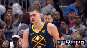 JOKIĆ OSTAJE ‘USAMLJEN’ POD KOŠEM: Povredio se krilni centar Nagetsa, evo kolika ga pauza čeka…