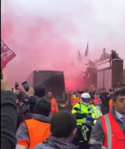 ‘ARTILJERIJA’: ‘Bombardovanje’ autobusa, fudbaleri Sitija su unapred znali šta ih čeka na Enfildu (VIDEO)