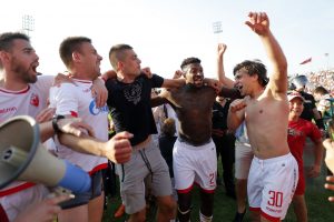 HOTSPORT SAZNAJE: Miljenik navijača Zvezde razdelio dresove navijačima, pa kao slobodan igrač odlazi u Tursku?!