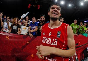 PRAVI ČOVEK ZA RING: Boban Marjanović napravio šou, navukao rukavice, i to kako priliči njemu – džinovske! (FOTO)