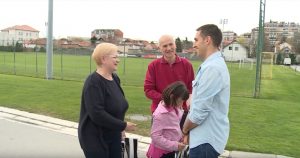 DONOSILAC SREĆE: Gospođa Dušanka će pored slika unučadi držati i Miroslava Vulićevića (VIDEO)