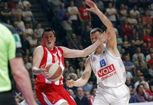 REAKCIJE NA POLUVREMENU: Zvezdaši prave zanimljiva poređenja zbog očajne igre Feldina, na udaru i oni najiskusniji (TVITOVI)