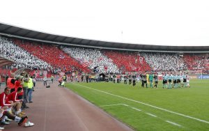 ‘PECKANJE’ NA POLUVREMENU: Delije posvetile transparente podeljenim navijačima Partizana, uz dobro poznatu narodnu pesmu (VIDEO)