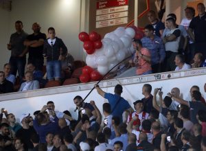 OVAKO JE SVE POČELO: Zvezdaši ‘uvredljiv balon’ namenili članu uprave Partizana – pa je ispala katastrofa (FOTO) (VIDEO)