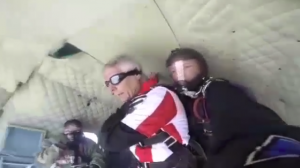 ‘LUDO’: Dule Savić skočio sa 4.000 metara u dresu Crvene zvezde (VIDEO)