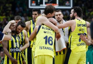 OVO SE NE VIĐA ČESTO: Ko god da je pogrešio, uradio je to gospodski – neverovatna scena na meču Fener – Makabi (FOTO)