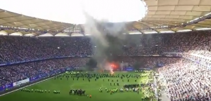 I TO SE DOGODILO: HSV je ispao iz Bundeslige, stadion je goreo, specijalci na travi (VIDEO)