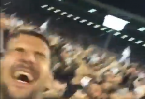 ZAPALIO MASU: Mitar ostao bez glasnih žica tokom ludovanja sa navijačima Fulama! (VIDEO)