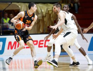 NISU MU OPROSTILI: Navijači Partizana ‘na nož’ dočekali ‘izdajnika’ u njihovim očima (FOTO)