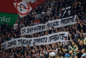 ‘FMP, DUGOVI, ZVEZDA I DERBI’: Transparent Grobara preko celog ‘kopa’, šta će reći Delije?! (FOTO)