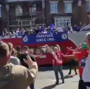 POGREŠNO SKRETANJE: Navijači Čelsija zalutali među fanove Mančestera posle finala FA kupa – možete zamisliti reakciju… (VIDEO)