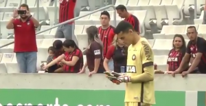 POGLEDAJTE SAMO LICA NAVIJAČA: Golman usred derbija ‘zablejao’ na telefonu! (VIDEO)