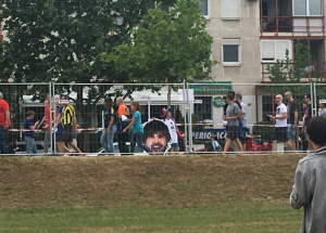 ŠOU ISPRED ARENE: Žena sa ogromnom slikom Miloša Teodosića kliče njegovom imenu! (VIDEO)