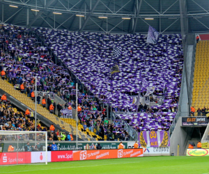 MALO SE ZANELI: Vreme pre utakmice prekratili tako što su imali seks ispred stadiona?! (FOTO)