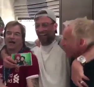 NEVEROVATNI JIRGEN KLOP: U šest ujutru sa navijačima Liverpula otpevao pesmu o finalu! (VIDEO)