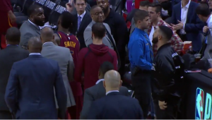 NIKAD LUĐI PLEJ-OF: Posle triler završnice poznati reper uleteo na parket i nasrnuo na bivšeg NBA asa – ‘sačekaj me napolju’! (VIDEO)